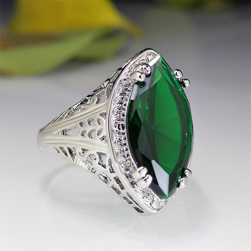 Gorgeous Emerald Hollow-out Carved Horse Eye Women's Ring